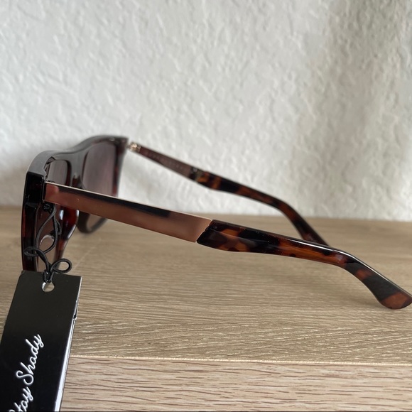 Quay Incognito Sunglasses - Picture 4 of 6